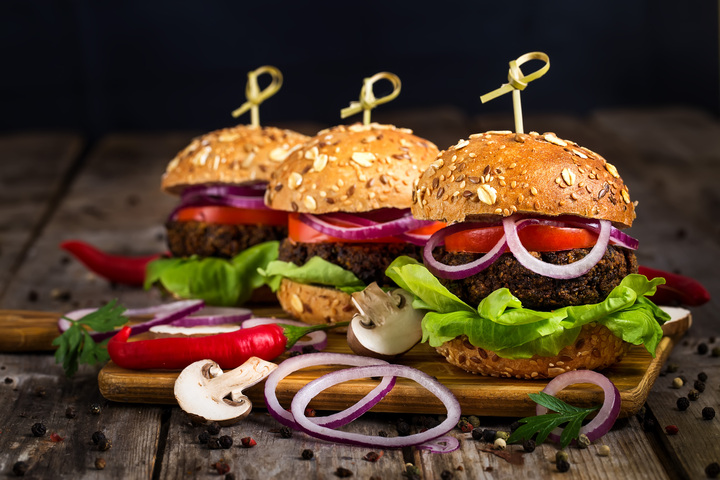 Em hábitos alimentares saudáveis, hambúrgueres vegetarianos são uma boa pedida